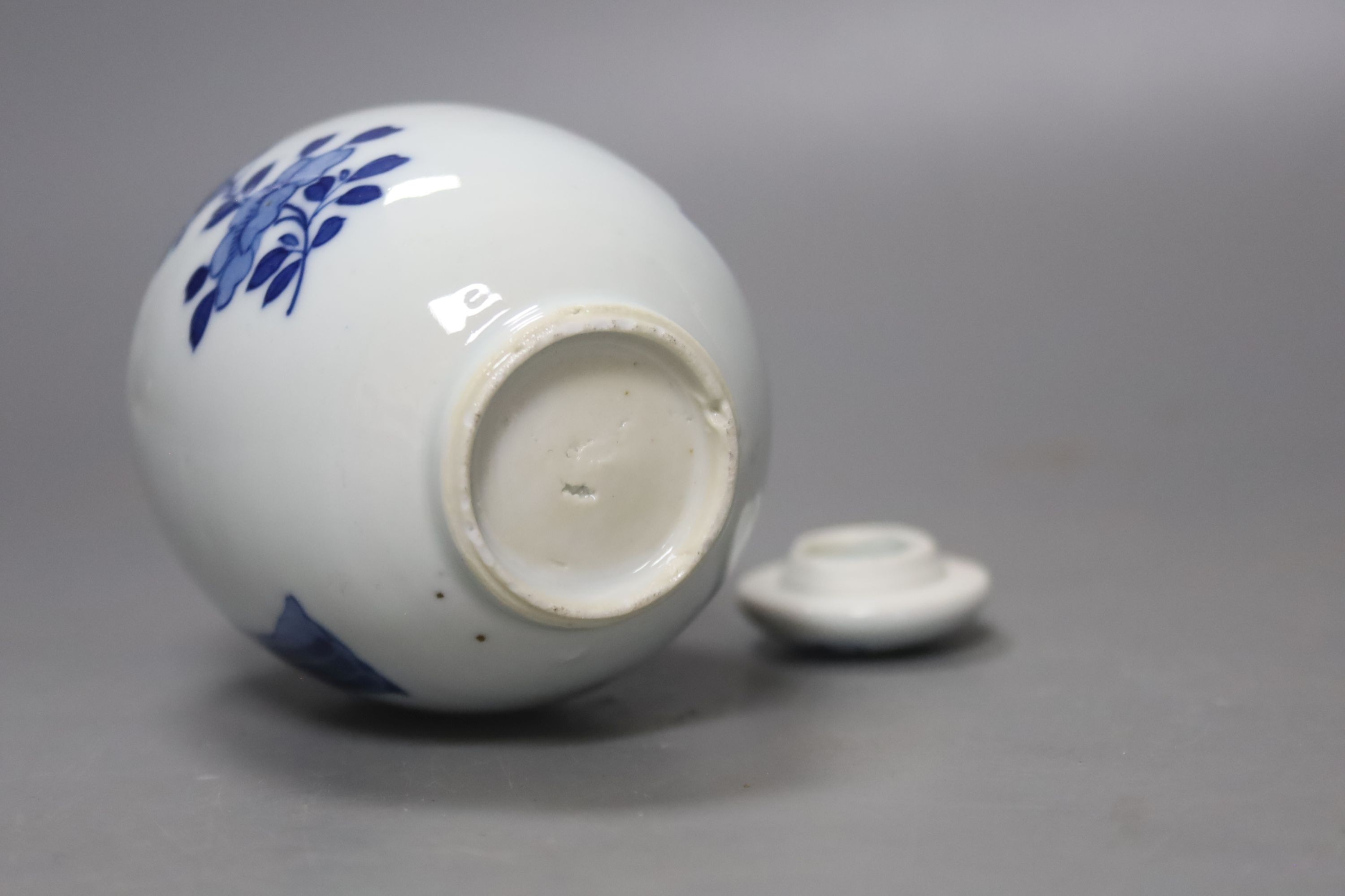 A small Chinese blue and white jar and cover, height 10.5cm